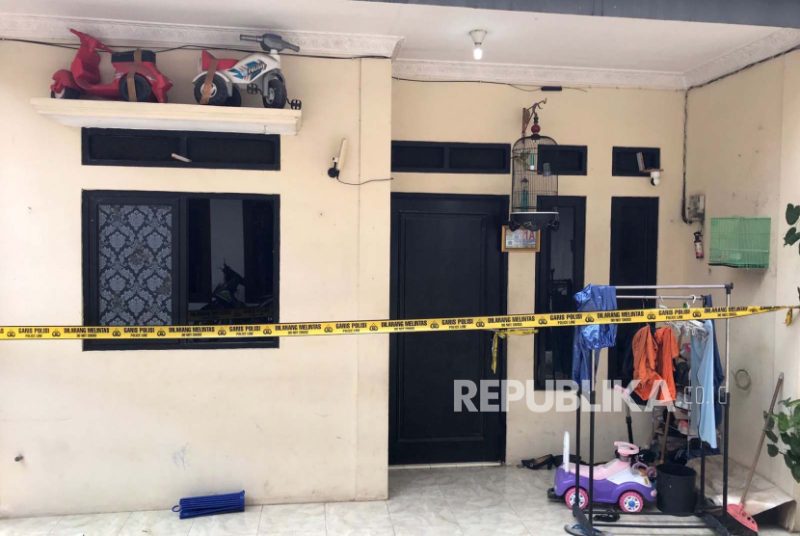 Kondisi rumah lokasi pembunuhan Empat anak berinisial V (6 tahun),S (4 tahun), A (3 tahun) dan A (1 tahun) di RT 04/03, Kelurahan Jagakarsa, Kecamatan Jagakarsa, Jakarta Selatan, Rabu (6/12/2023). Mereka diduga dibunuh oleh ayah kandungnya sendiri berinisial PD (41 tahun).