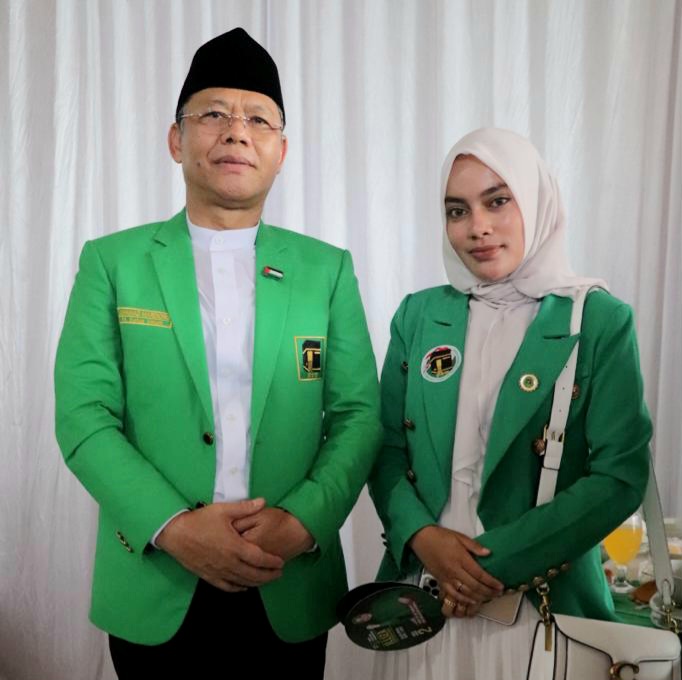 Putri Maisarah, Caleg Dapil II PPP yang Meliputi Tripa Makmur dan Darul Makmur Nomor Urut 2 Bersama Plt Ketum DPP PPP H Mardiono. [Dok : Istimewa]