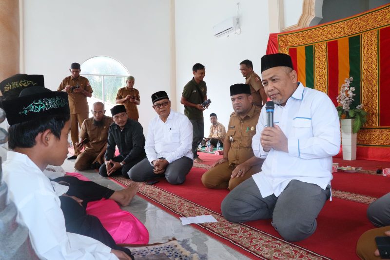 Prosesi Pengsyahadatan Kelima Warga Suku Nias Sumut, dilangsungkan Kepala Kemenag Nagan Raya, Samhudi. [Dok : Basriadi]