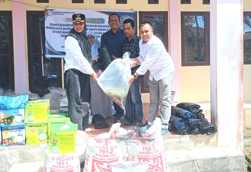Pj Bupati Fitriany Farhas dan Kepala DKPP Azman menyerahkan Secara Simbolis Bibit Ikan serta Pakan kepada Camat Kuala, Jufrijal. [Dok : Istimewa]