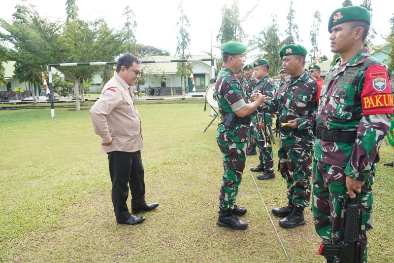 Saat pelepasan prajurit Satgas Yonif 116/GS oleh Danrem 012 Teuku Umar di lapangan Mayonif 11/GS Desa Ujong Tanoh Darat Kecamatan Meureubo Kabupaten Aceh Barat, Minggu (10/12).
