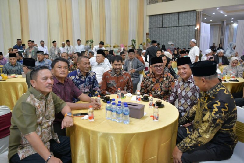 Pj. Gubernur Aceh, Bustami, SE. M. Si Bersama Pj. Gubernur Sumut, Hasunuddin, Ketua Partai Aceh, Muzakir Manaf, Ketua DPR Aceh, Zulfadhli dan Ketua Tokoh Masyarakat Aceh Medan Peusijuk serta Silaturrahmi dan Halal Bi Halal  dengan Tokoh Masyarakat Aceh di Balai Raya Aceh Sepakat Jalan Mengkara Nomor 2, Petisah Tengah, Kecamatan Medan Petisah, Sumatera Utara, Jumat Malam, 19/04/2024.