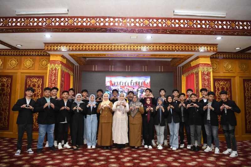 Pj. Ketua TP-PKK Aceh, Melani Subarni menerima kunjungan silaturahmi dari grup Drumband Gita Handayani di restoran pendopo Gubernur Aceh, Selasa, 23/04/2024