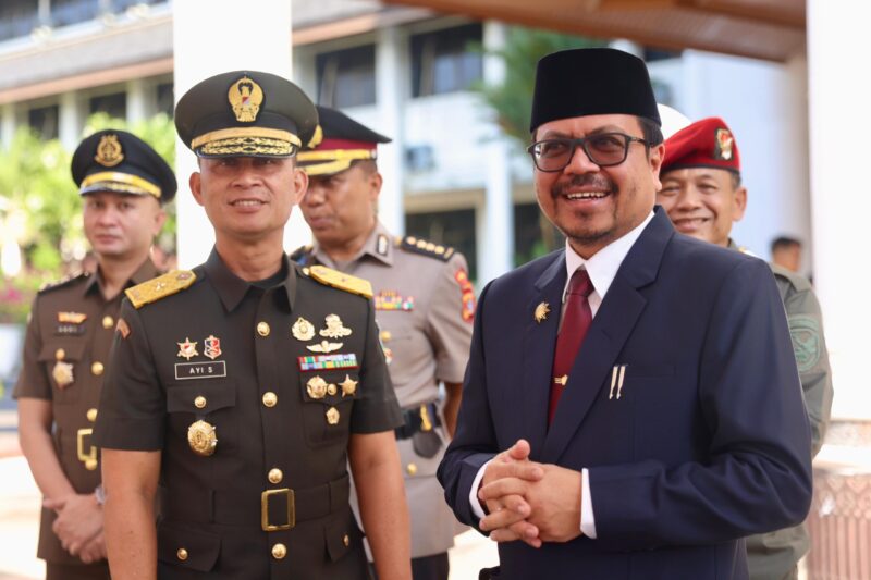 Penjabat Sekretaris Daerah Aceh, Azwardi AP, M.Si., menjadi Inspektur Upacara Peringatan Hari Otonomi Daerah XXVIII tahun 2024,di Lapangan Upacara Kantor Gubernur Aceh, Kamis, 25/4/2024