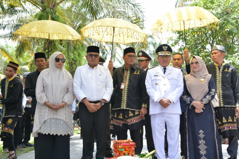 Pj. Gubernur Aceh, Bustami, SE. M. Si bersama Ketua DPR Aceh, Zulfadli, Pj. Bupati Aceh Singkil, Drs. Azmi menghadiri Ziarah di Makam Ali Fansuri Ayahanda  Syekh Abdurrauf As Singkili di Dusun Uruk Datar Desa Tanjung Mas, Kabupaten Aceh Singkil, Sabtu, 27/04/2024.