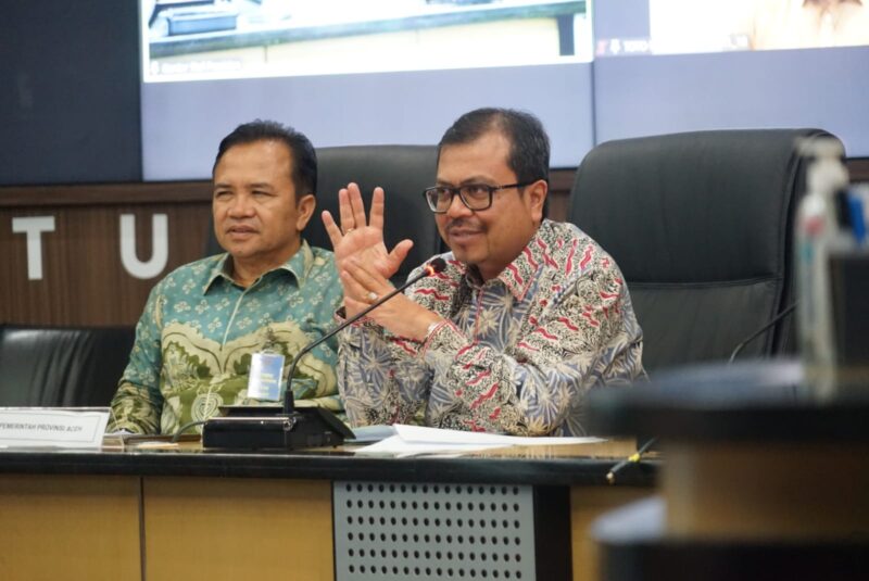 Keterangan Foto: Pj Sekda Aceh Azwardi Abdullah AP M.Si didampingi Kepala Dinas Pertanahan Aceh Ir Sunawardi M.Si, saat mengikuti Rapat Koordinasi Percepatan Pelaksanaan PSN Penyediaan Lahan bagi Mantan Kombatan GAM, di Gedung Bina Graha, Kantor Staf Presiden, Jakarta Pusat, Selasa, 30 April 2024.