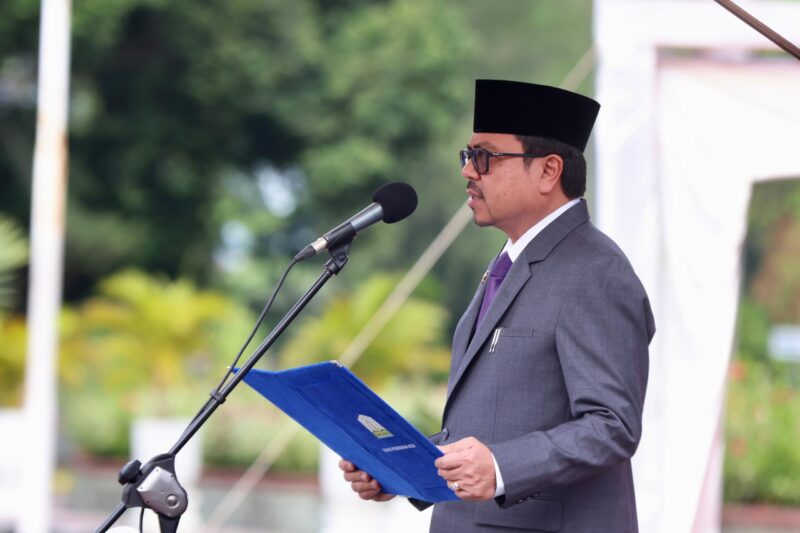 Penjabat Sekretaris Daerah Aceh, Azwardi AP, M.Si., bertindak sebagai Inspektur Upacara Peringatan Hari Pendidikan Nasional (Hardiknas) Tahun 2024, yang diikuti para kepala SKPA/Biro serta pelajar, di Halaman Kantor Gubernur Aceh, 2/5/2024.