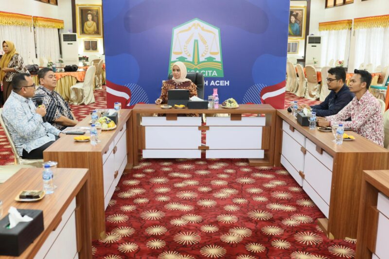 Pj ketua PKK Aceh Mellani Subarni di Dampingi Kepala dinas Kesehatan Munawar Menerima kunjungan Audiensi Panitia Kongres Nasional Ke-13 Endokrinologi di Restoran Pendopo
Gubernur Aceh , Kamis 2/5/2024.