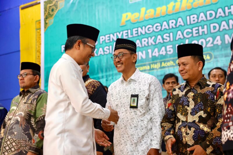 Asisten Administrasi Umum Sekda Aceh, Dr. H. Iskandar, AP, S.Sos, M.Si., atas nama PJ Gubernur Aceh, menghadiri sekaligus menyampaikan sambutan pada pelantikan Petugas Penyelenggara Ibadah Haji (PPIH) Embarkasi/Debarkasi Aceh tahun 2024, di Aula Jedah, Asrama Haji Embarkasi Aceh, Minggu, 5/5/2025