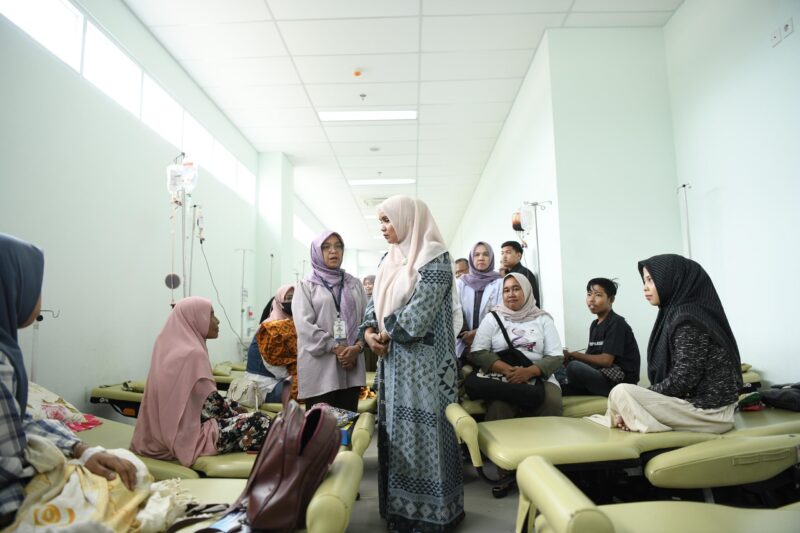 Pj. Ketua TP-PKK Aceh, Mellani Subarni mengunjungi anak anak penderita thalasemia di rumah sakit umum zainoel abidin, rabu, 08/05/2024.