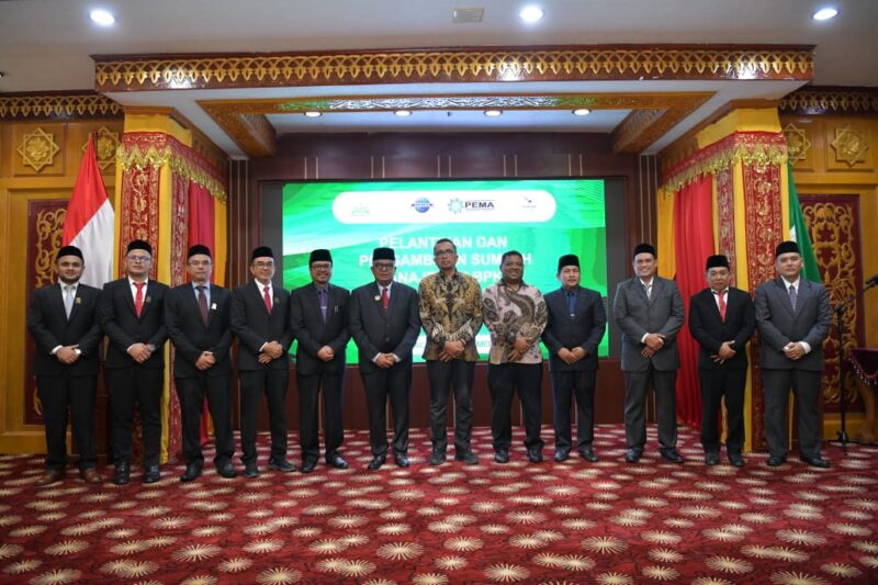 Pj. Gubernur Aceh, Bustami, SE. M. Si Melantik dan Mengambil Sumpah Manajemen BPKS dan Anggota Direksi PT. Pembangunan Aceh (PEMA) di Restoran Meuligoe Gubernur Aceh, Rabu. 08/05/2024.