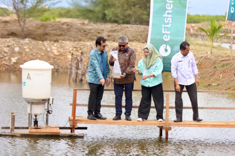 Penjabat Gubernur Aceh, Bustami, SE, M.Si., mendampingi Wakil Menteri Komunikasi dan Informatika (Wamenkominfo) Nezar Patria melakukan Simbolisasi Penebaran Benih Udang , Showcase Teknologi eFeeder eFishery, di lokasi tambak Kuala Village, Lampulo Banda Aceh, Rabu, (8/5/2024).