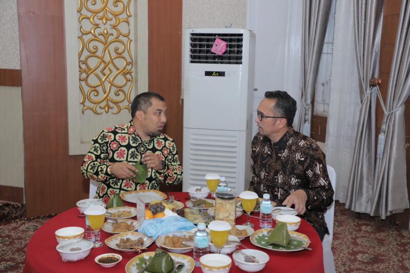 Pj Bupati Aceh Besar Muhammad Iswanto SSTP MM dan Pj Wali Kota Sabang Reza Fahlevi, saat menghadiri gala dinner yang digelar Pemkab Nagan Raya, di Meuligo Bupati Nagan Raya, Suka Makmue, Kamis (9/5/2024) malam.