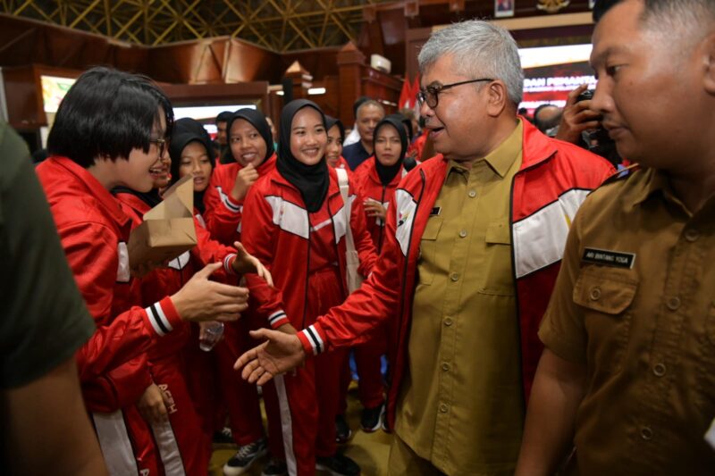 Pj. Gubernut Aceh, Bustami, SE. M.Si Menjadi Inspektur Upacara Apel Siaga dan Pemantapan PELATDA PON XXI 2024 di Anjong Monmata, Pendopo Gubernur Aceh, Senin. 13/05/2024.