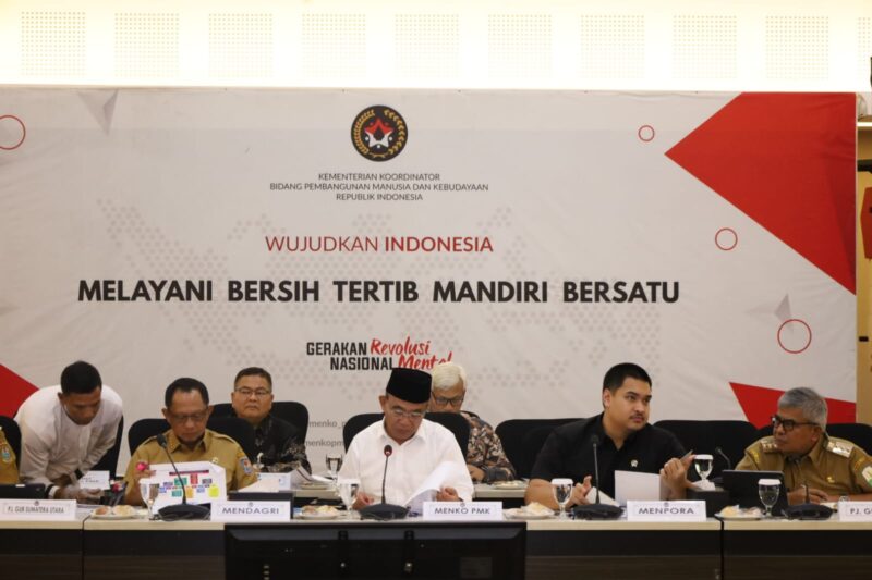 Keterangan Foto: Menteri Koordinator Bidang Pembangunan Manusia dan Kebudayaan (Menko PMK) Muhadjir Effendy, bersama Menteri Dalam Negeri (Mendagri) Tito Karnavian dan Menteri Pemuda dan Olahraga Republik Indonesia (Menpora) Dito Ariotedjo, Penjabat Gubernur Aceh, Bustami Hamzah, dan Penjabat Gubernur Sumatera Utara, Mayjen TNI (Purn) Hassanudin menggelar Rakor Tingkat Menteri mengenai persiapan Pekan Olahraga Nasional (PON) di Aceh dan Sumatera Utara di Gedung Kemenko PMK, Jakarta, Selasa, 14 Mei 2024.