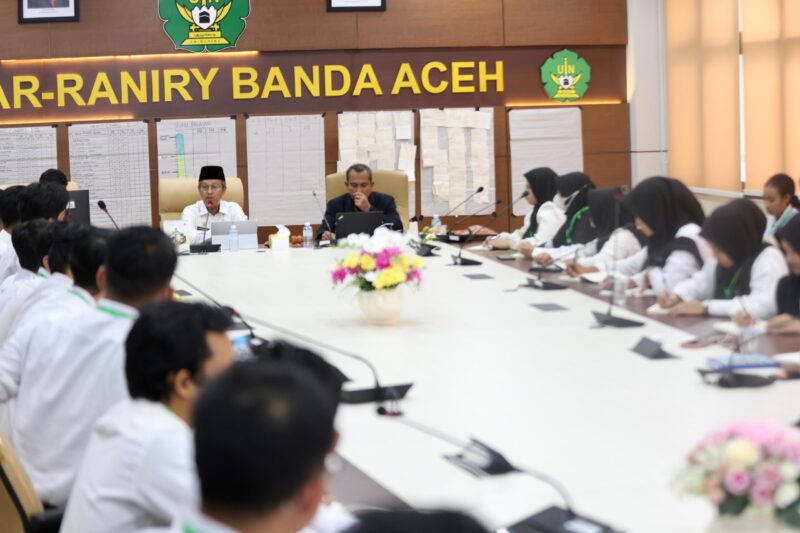 Asisten Administrasi Umum Sekda Aceh, Dr. H. Iskandar, AP, mewakili PJ Gubernur Aceh menjadi narasumber Pendidikan dan Kepemimpinan Mahasiswa Universitas Islam Negeri Ar-Raniry Banda Aceh tahun 2024, di Ruang Rapat Rektor UIN Ar-Raniry, Rabu, 15/5/2024.