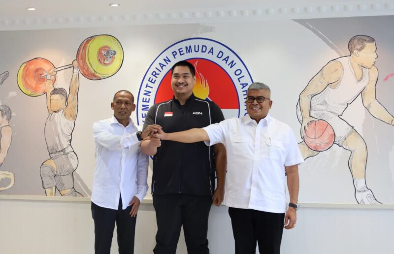 Keterangan Foto: Pj Gubernur Aceh Bustami Hamzah yang didampingi Ketua DPR Aceh Zulfadhli, foto bersama dengan Menpora Dito Ariotedjo, di Kemenpora, Jakarta Pusat, Rabu, 15 Mei 2024.