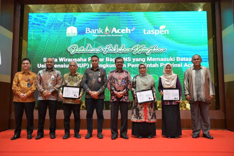 Pj. Sekda Aceh, Azwardi AP didampingi Kepala BKA, Abdul Qahar dan Kepala BKN Perwakilan Aceh Menyerahkan SK Pensiun pada pembukaan Sosialisasi Hak & Kewajiban Serta Wirausaha Pintar Bagi PNS Batas Usia Pensiun diLingkungan Pemerintah Provinsi Aceh di Anjong Monmata, Banda Aceh, Kamis, 16/05/2024.

Jam. 10.00 sd 11.40