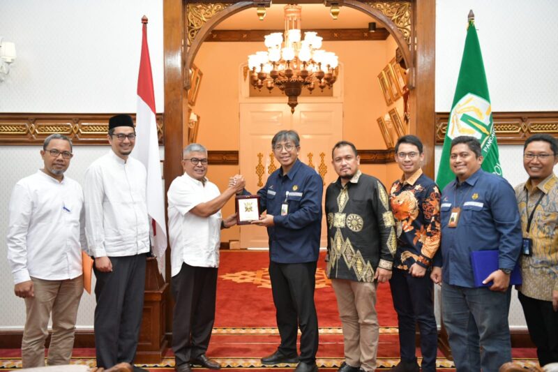Pj. Gubernur Aceh, Bustami, SE. M. Si Menerima Silaturrahmi Tim SKK Migas Perwakilan Sumbagut bersama Kontraktor Kontrak Kerja Sama
(KKKS) di Wilayah Aceh di Pendopo Gubernur Aceh, Jumat,17/05/2024.