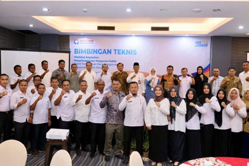 Asisten III setda Aceh Iskandar Ap Memberi Sambutan pada Acara Bimbingan Teknis Penilaian Kepatuhan Penyelenggaraan Pelayanan Publik Tahun 2024, Rabu 22 /5/2024 di hotel Kriyad Muraya