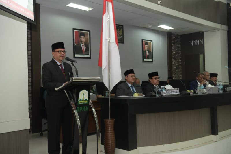 Pj. Sekda Aceh, Azwardi mengikuti Rapat Paripurna DPR Aceh tahun 2024 dengan agenda penyampaian Laporan Hasil Pemeriksaan Badan Pemeriksa Keuangan (LHP-BPK) atas laporan keuangan Pemerintah Aceh Tahun Anggaran 2023.di gedung serbaguna DPRA, Banda Aceh, 27/5/2024