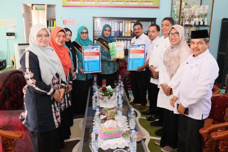 Bunda PAUD Aceh, Mellani Subarni, didampingi Bunda PAUD Aceh Jaya Mahdalena,  memantau dan mensosialisasikan penerapan program transisi dari PAUD ke sekolah dasar, di SDN 1 Calang, Rabu 5 Juni 2024.
Jam 9-9:40