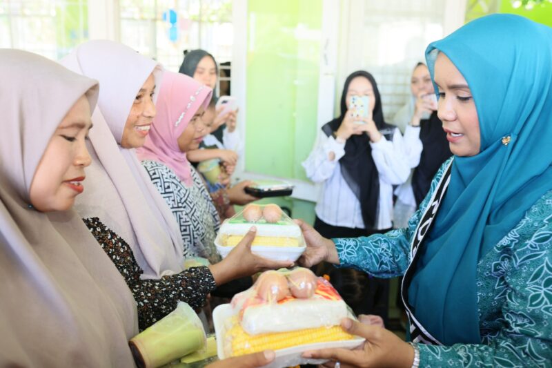 Pj Ketua Tim Penggerak PKK Aceh, Mellani Subarni, mengunjungi Posyandu Harapan Ibu dan membagikan makanan bergizi untuk bayi, balita serta ibu hamil, di Desa Santosa, Kecamatan Krueng Sabee, Aceh Jaya, Rabu 5 Juni 2024.