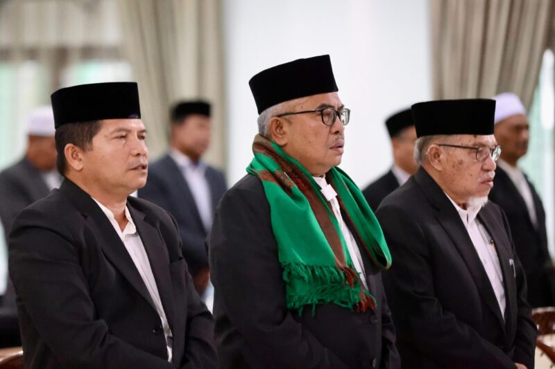 Penjabat Gubernur Aceh, Bustami, SE, M.Si.,mengukuhkan Tim Terpadau Penataan dan Pengawasan Sistem Jaminan Produk Halal Lembaga Pengkajian Pangan, Obat-obatan Kosmetika (LPPOM) Majelis Permusyawaratan Ulama Aceh, di Gedung Serbaguna MPU Aceh, Kamis, 6/6/2024