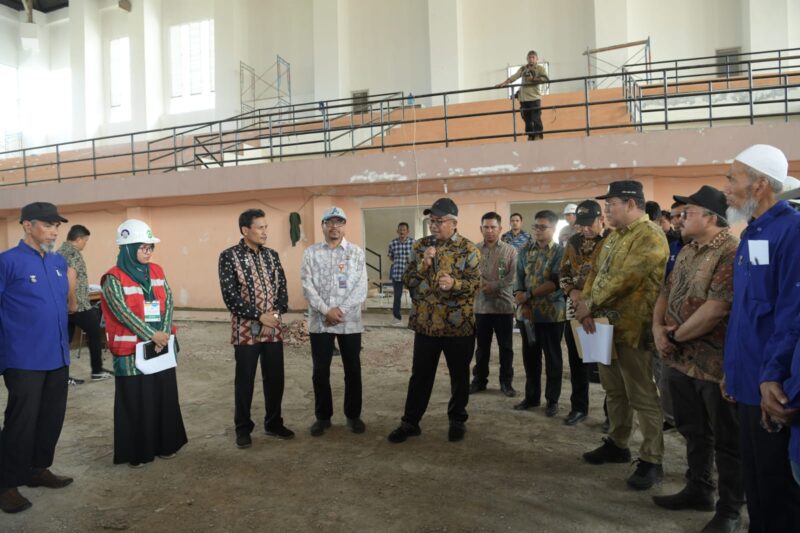 Pj. Gubernur Aceh, Bustami, SE. MSi didampingi Sekda Aceh, Azwardi, Plh Kadis Perkim Zulkifli  dan Dinas terkaitlainya  meninjau pembangunan Tugu PON XXI Aceh Sumut  Banda Aceh 06/06/2024.