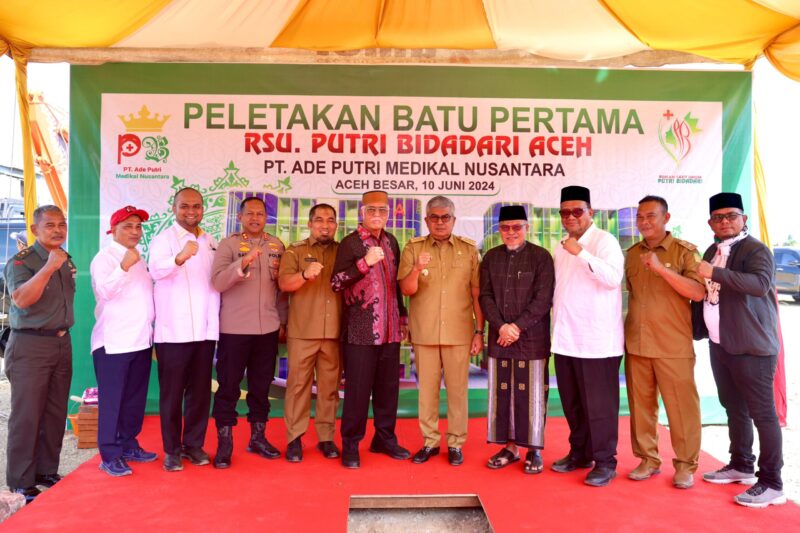 Penjabat Gubernur Aceh, Bustami, SE, M.Si., didampingi PJ Bupati Aceh Besar, Muhammad Iswanto, menghadiri sekaligus melakukan peletakan batu pertama pembangunan RSU Putri Bidari Aceh, di Lamreung, Darul Imrah, Aceh Besar, Senin, 10/6/2024