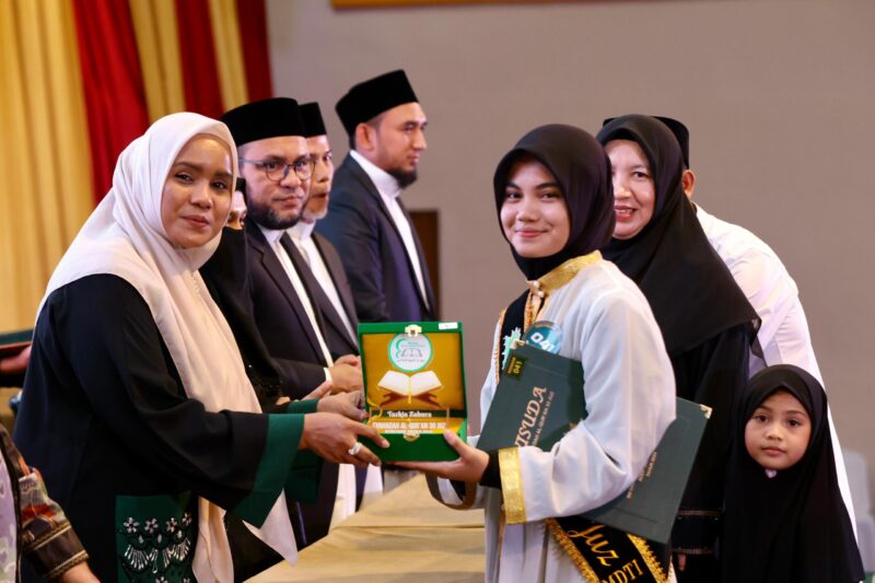 Pj Ketua TP PKK Aceh, Mellani Subarni, menghadiri sekaligus menyampaikan nasihat pada Wisuda Syahadah Tahfizh Al-Qur’an 30 Juz, Ma’had Daarut Tahfizh Al-Ikhlas, di Hotel Amel Convention Hall Banda Aceh, Minggu, 9/6/2024.