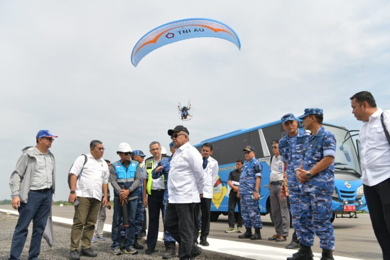 Pj. Gubernur Aceh, Bustami, SE. M. Si Bersama Marsda TNI Andi Wijaya (Aspotdirga Kasau/Ketua Harian PB FASI) dan Rombongan Meninjau Venue Terbang Layang dan Venue Paramotor di Bandara Malikussaleh, Kabupaten Aceh Utara, Kamis, 27/06/2024.