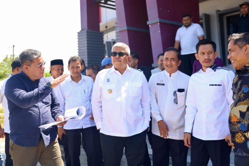 Penjabat Gubernur Aceh, Bustami, SE, M.Si., didampingi Asisten Perekonomian dan Pembangunan Sekda Aceh, Dr.Ir. Zulkifli, M.Si., serta pejabat terkait, meninjau Penataan Lanscape Gedung Olah Raga dan Seni (GOS) yang akan digunakan untuk perhelatan Pekan Olahraga Nasional (PON) XXI/2024 Aceh-Sumut. Di Aceh Barat, Jumat, 28/6/2024

12-12:15