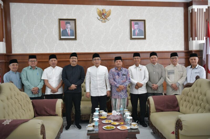 Asisten Administrasi Umum Sekda Aceh, Dr. Iskandar AP mengantar keberangkatan Ketua Nahdlatul Ulama (NU) K.H. Yahya Cholil Staquf beserta Rombongan di VIP Bandara Sultan Iskandar Muda, Minggu, 30/06/2024.