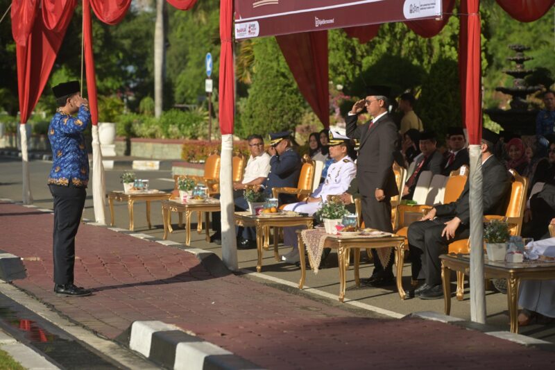 Asisten Administrasi Umum Setda Aceh Dr Iskandar AP, inspektur upacara peringatan Hari kelahiran Pancasila di halaman depan kantor gubernur Aceh, Banda Aceh, 1/10/2024.