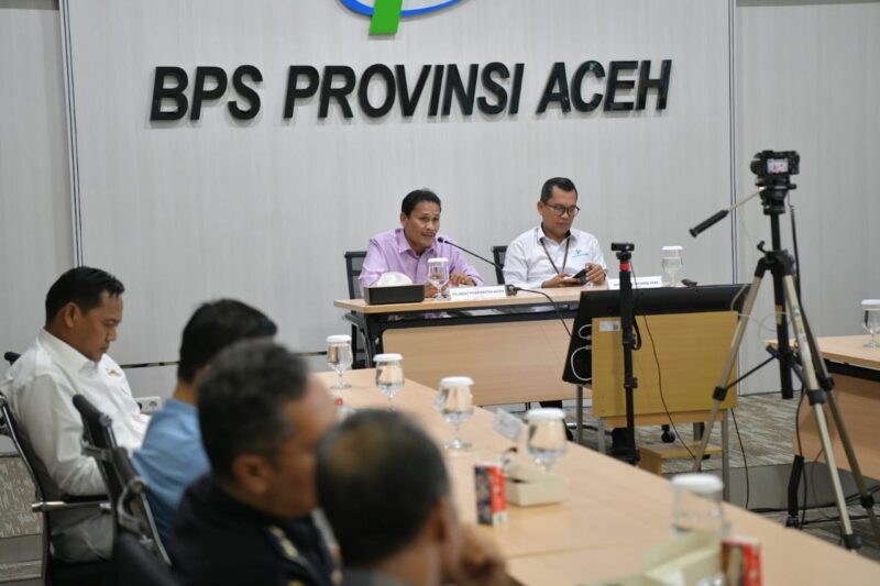 Banda Aceh - Penjabat Gubernur Aceh, Dr. H. Safrizal ZA, M.Si, membuka kegiatan Rilis Resmi Statistik BPS Aceh, dari Kota Sabang secara virtual, Selasa 1/10/2024. Sementara Asisten II Setda Aceh, Zulkifli mengikuti kegiatan itu dari kantor Badan Pusat Statistik (BPS) Aceh.
