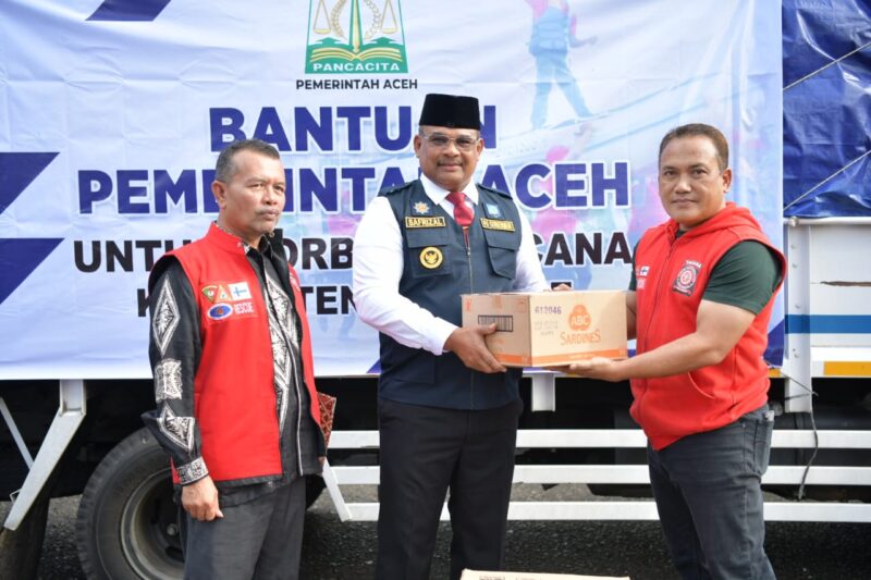 Pj. Gubernur Aceh, Dr. H. Safrizal, ZA. M. Si didampingi Kadinsos Aceh, Muslem melepas Keberangkatan Bantuan Masa Panik Musibah Kebakaran diKabupaten Simeulue di Halaman Pendopo Gubernur Aceh, Kamis, 03/10/2024.
