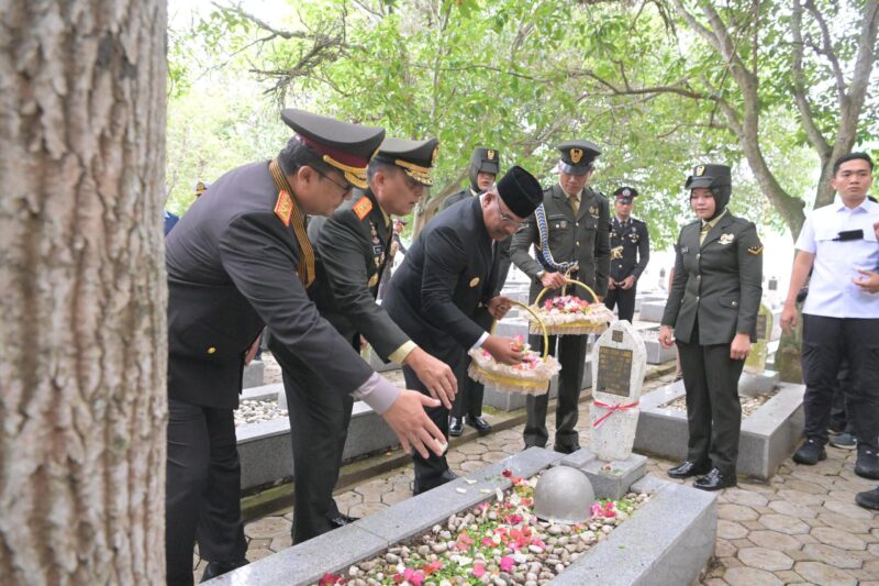 Pj. Gubernur Aceh, Dr. H.Safrizal, ZA, M.Si menabur bunga di makam pahlawan dalam rangka memperingati HUT TNI ke 79.
Banda Aceh, 4/10/2024.