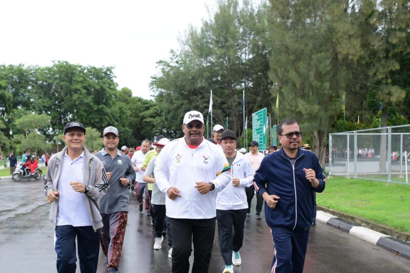 Penjabat Gubernur Aceh  Dr, H, Safrizal,ZA, M.Si  bersama Plh Sekda Aceh dan sejumlah Kepala Satuan Kerja Perangkat Aceh joging dan jalan santai mengitari Stadion Harapan Bangsa, jum’at, 04/10/2024.