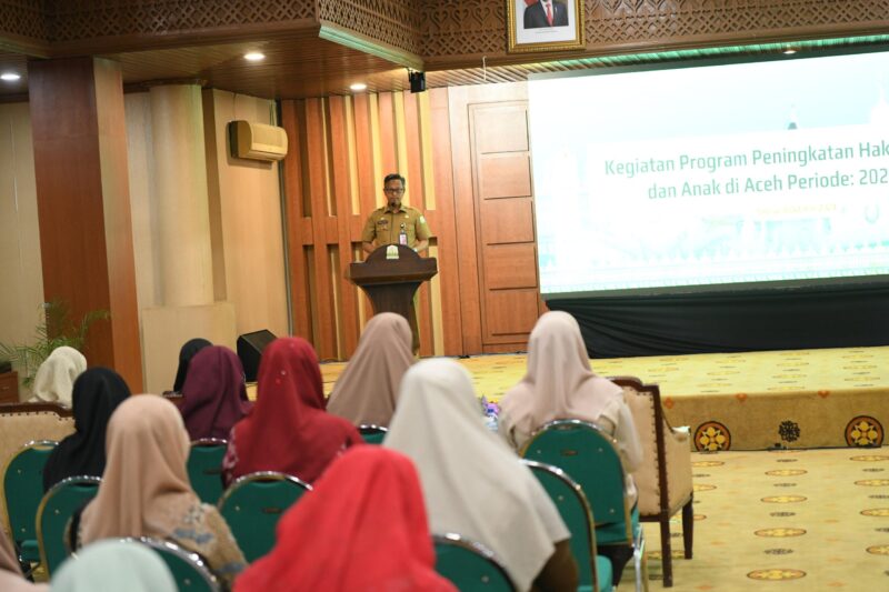 Asisten III Sekda Aceh, Iskandar AP, saat menjadi pembicara dalam kegiatan Program Peningkatan Hak Perempuan dan Anak di Aceh Periode 2020-2024 yang dilaksanakan di Gedung Serbaguna Setda Aceh pada Selasa, 08 Oktober 2024.