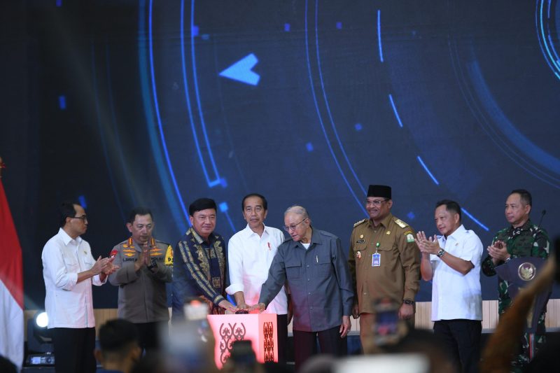 Pj Gubernur Aceh Dr. H, Safrizal, ZA, M.Si  mendampingi Presiden RI Ir, H, Joko Widodo saat menekan tombol tanda diresmikan Gedung Aneuk Muda Aceh Unggul Hebat (Amanah) di Ladong Aceh Besar, Senin 15/10/2024.