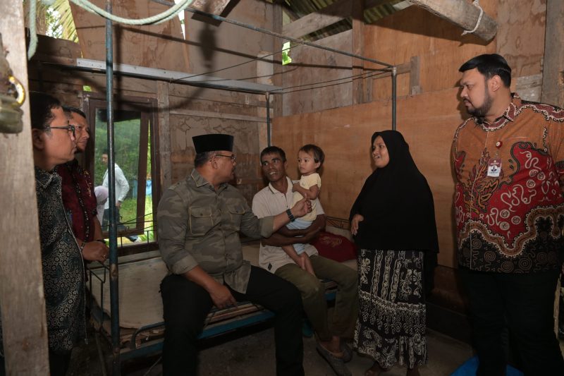Pj. Gubernur Aceh, Dr. Safrizal, ZA, M.Si didampingi Plt Kadis Perkim Aceh T. Aznal Zahri memverifikasi langsung penerima rumah layak huni di desa Gue Kuta Baro Aceh Besar, (23/01/2025).