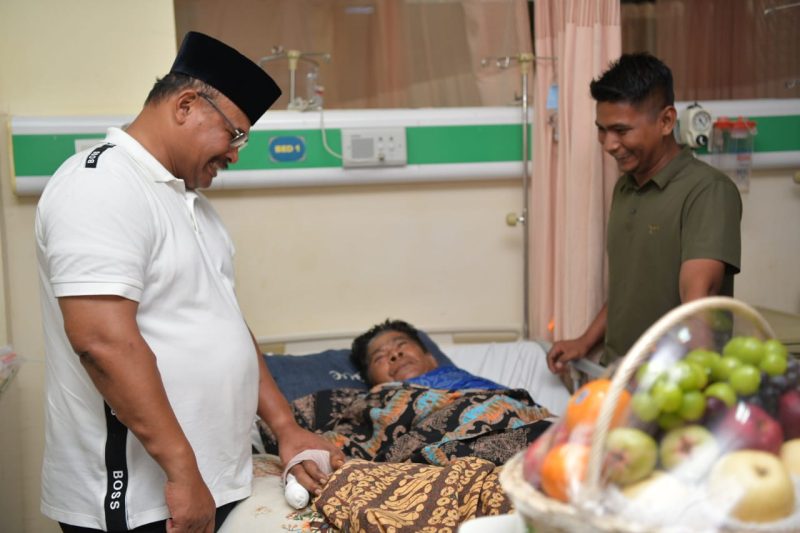 Pj. Gubernur Aceh, Dr. Safrizal, ZA. M. Si didampingi Kepala Biro Umum Setda Aceh, T. Adi Darma membezuk salah satu wartawan Media NAD Muslem Ulka  di Ruang Raudhah 7  RSUDZA, Sabtu, (25/01/2025).