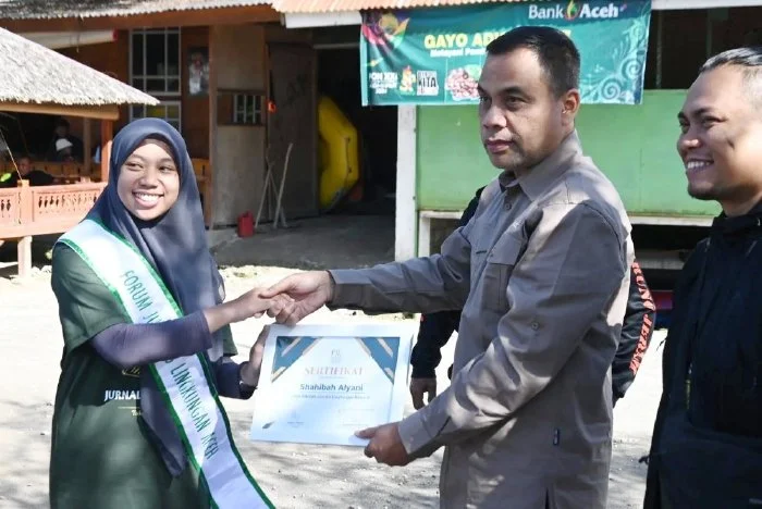 Pj Gubernur Aceh yang diwakili oleh Pelaksana Harian DLHK Aceh, Muhammad Daud (Kedua Kanan) membuka dan memwisudakan siswa Sekolah Jurnalis Lingkungan, Aceh Tengah, Jumat (10/1/2024). (Foto : DLHK Aceh).