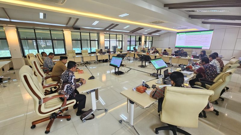 Pj Bupati Aceh Besar Muhammad Iswanto SSTP MM didampingi Plt Sekda Aceh Besar Bahrul Jamil SSos MSi, serta Kepala OPD terkait selaku leading sektor dalam pembuatan laporan kinerja.