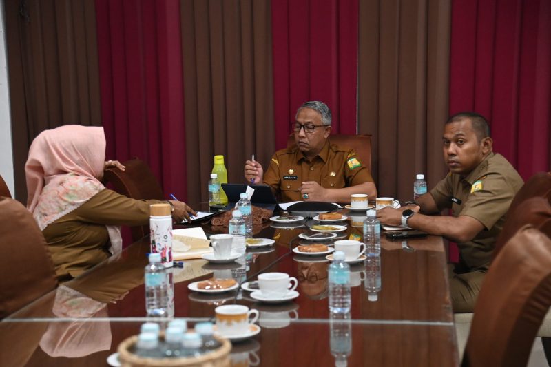 Asisten I Sekdakab Aceh Besar Farhan AP mengikuti Rakor Persiapan Pelantikan Kepala Daerah Bersama Kementerian Dalam Negeri secara virtual di Dekranasda, Gani, Ingin Jaya, Senin (03/02/2025).