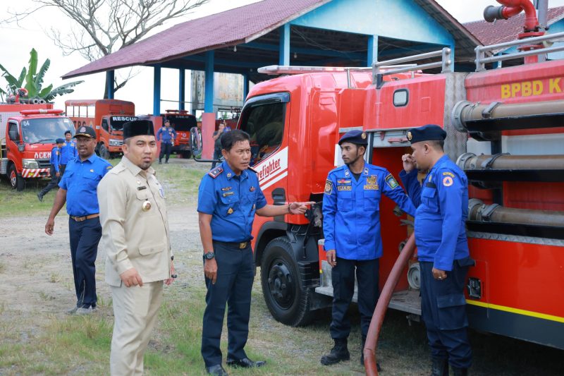 PJ Bupati Aceh Besar, Muhammad Iswanto, S.STP, MM didampingi Kalaksa BPBD Aceh Besar, Ridwan Jamil S.Sos, M.Si, tinjau kesiapsiagaan Damkar di Pos Induk sibreh, Kecamatan Sukamakmur, Aceh Besar, Selasa (04/02/2025). 