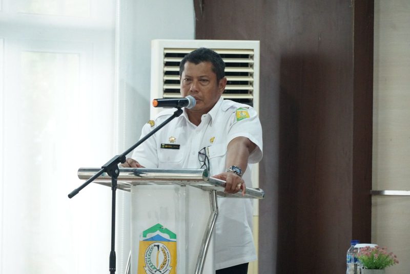 Pj Bupati Aceh Besar Muhammad Iswanto SSTP MM yang diwakili Plt Sekdakab Aceh Besar, Bahrul Jamil SSos MSi memberikan sambutan dan sekaligus membuka Konsultasi Publik RKPD Tahun 2026 Kabupaten Aceh Besar di Aula Bappeda Aceh Besar, Kota Jantho, Rabu (05/02/2025). 