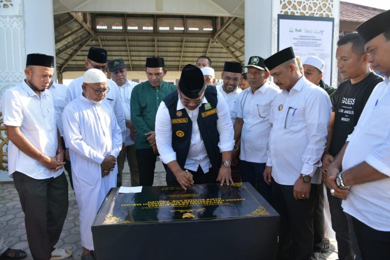 Pj. Gubernur Aceh, Dr. Safrizal, ZA. M. Si bersama Ketua DPR Aceh, Zulfadli, Plt. Sekda Aceh, Muhammad Diwarsyah dan Kadis Budpar Aceh, Almuniza Kamal penandatanganan prasasti sekaligus meninjau Revitalisasi Cagar Budaya Sarana dan Prasarana Situs Sejarah Makam Habib Bughak  di Desa Pante Peusangan, Kec. Jangka, Kab. Bireuen, Jum’at, (07/02/2025).