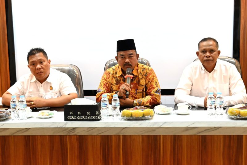 Asisten II Sekdakab Aceh Besar, M Ali, S.Sos, M.Si menyampaikan sambutan sekaligus membuka acara Bimtek Pencegahan dan Penanganan Kecurangan (Fraud) disektor Pelayanan Publik untuk Mewujudkan Biokrasi Bersih dalam Memberikan Pelayanan Terhadap Masyarakat Aceh Besar di Ruang Rapat PDAM Tirta Mountala, Kecamatan Ingin Jaya, Aceh Besar, Jumat (07/02/2025). 